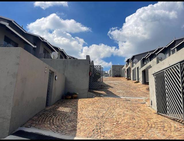 3 BEDROOM TOWNHOUSE FOR SALE IN RIDGEWAY